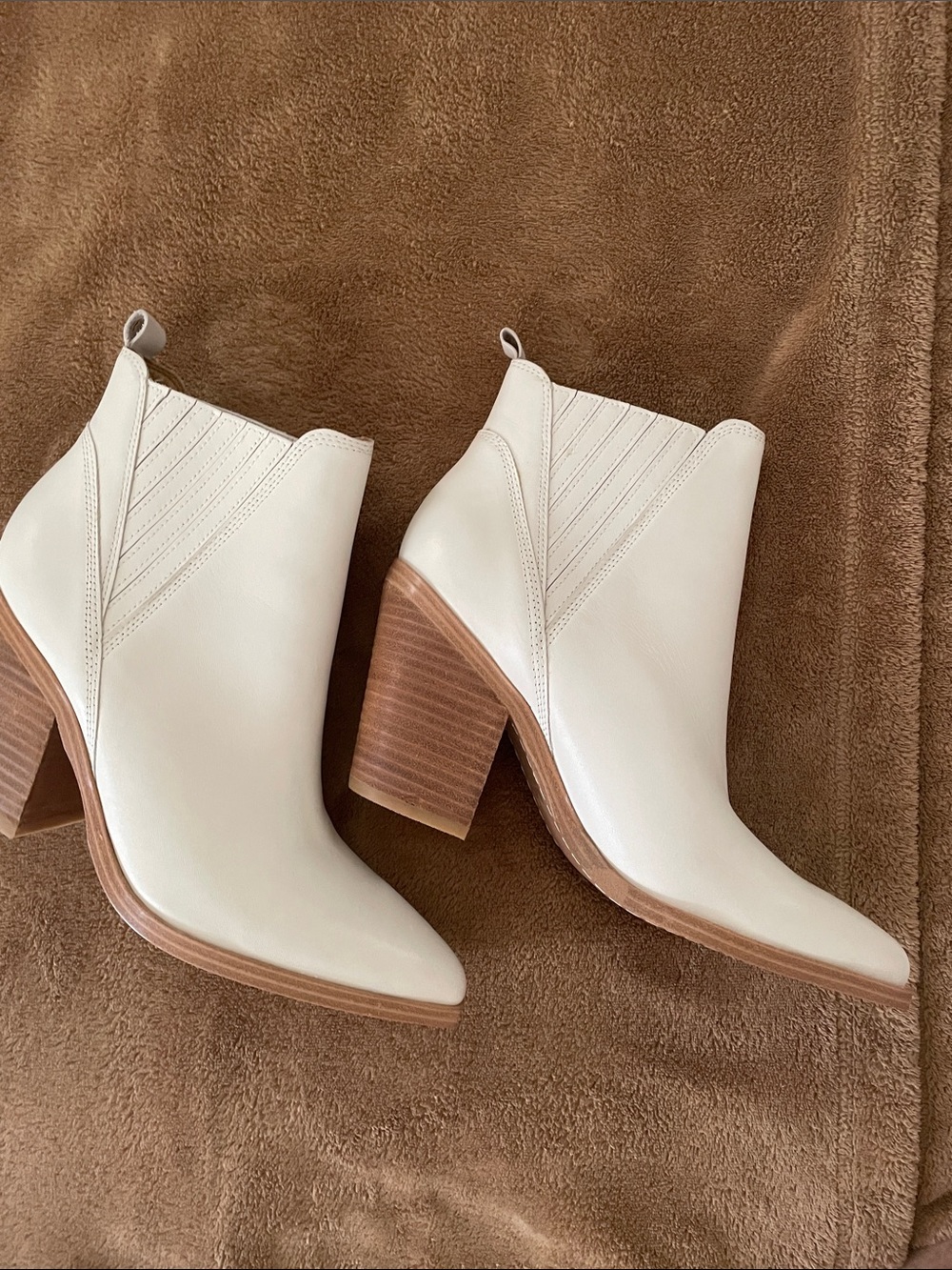 Marc Fisher Cream Leather Pointed Chelsea Booties size 9 - Picture 3 of 8